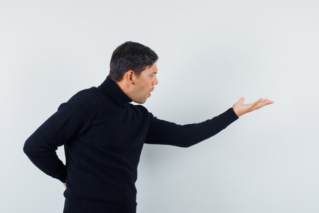 Un homme expressif pose dans le studio