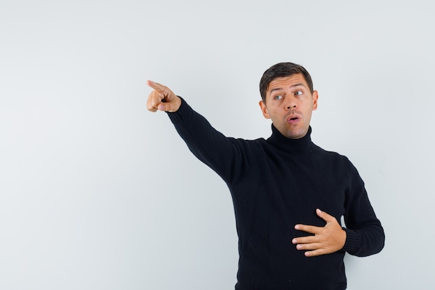 Un homme expressif pose dans le studio