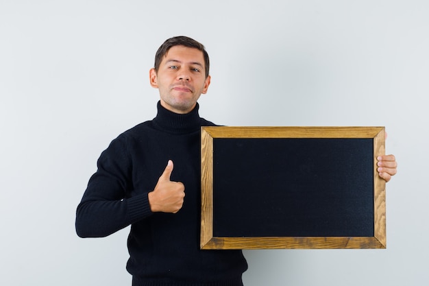 Un homme expressif pose dans le studio