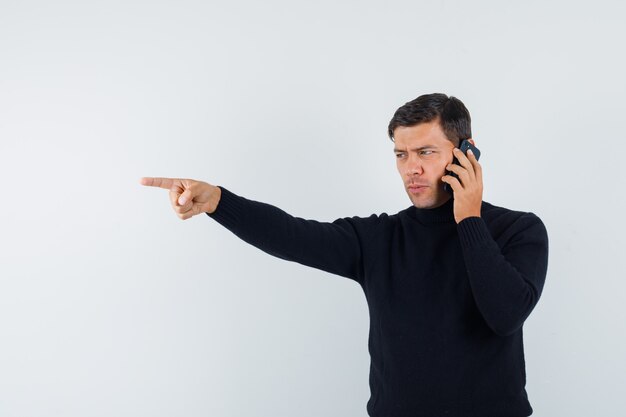 Un homme expressif pose dans le studio