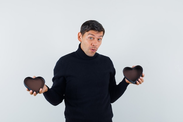 Un homme expressif pose dans le studio