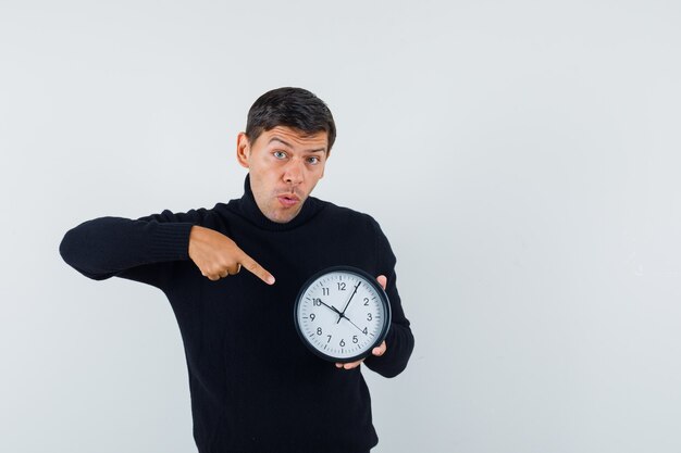 Un homme expressif pose dans le studio