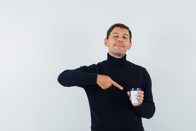 Un homme expressif pose dans le studio