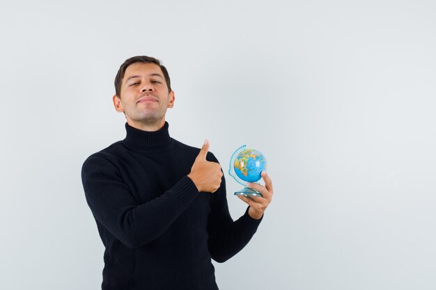 Un homme expressif pose dans le studio