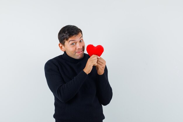 Un homme expressif pose dans le studio