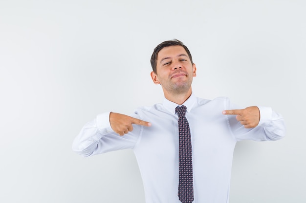 Un homme expressif pose dans le studio