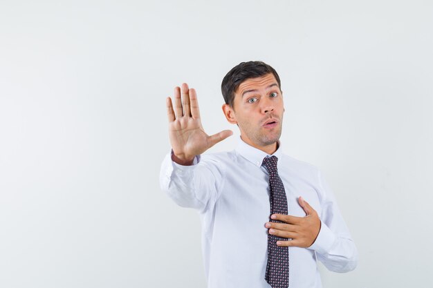 Un homme expressif pose dans le studio