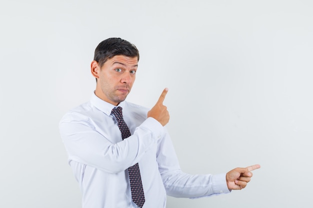 Un homme expressif pose dans le studio