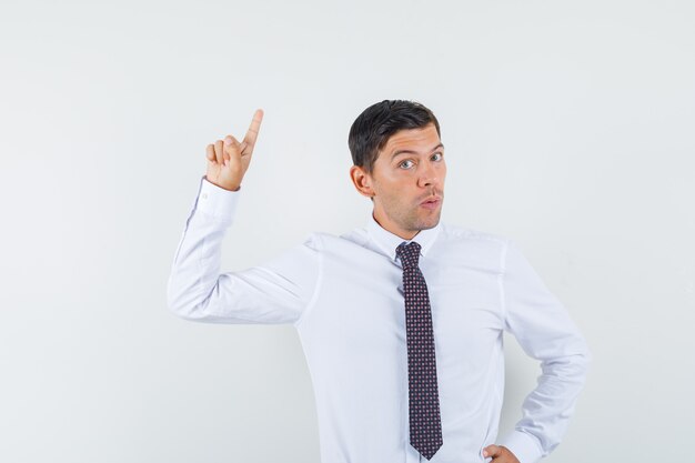 Un homme expressif pose dans le studio