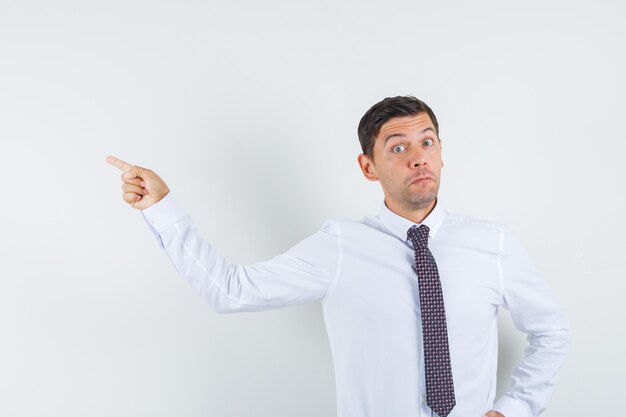 Un homme expressif pose dans le studio