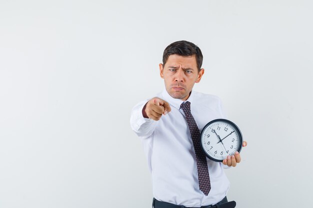 Un homme expressif pose dans le studio