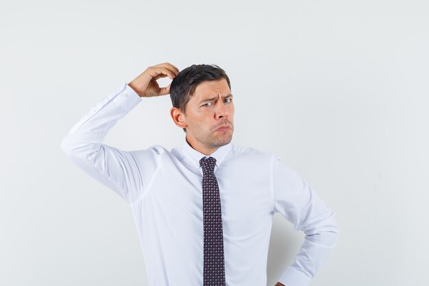 Un homme expressif pose dans le studio