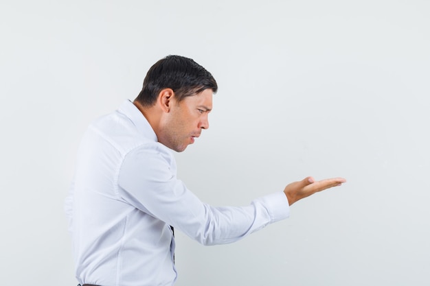 Un homme expressif pose dans le studio