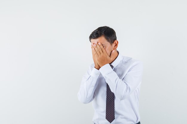 Un homme expressif pose dans le studio