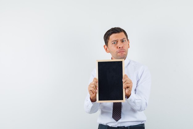 Un homme expressif pose dans le studio