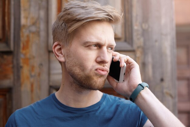 Homme expressif pose dans la ville