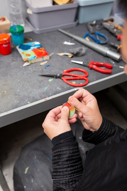 Homme fabriquant à la main un morceau de bois coloré