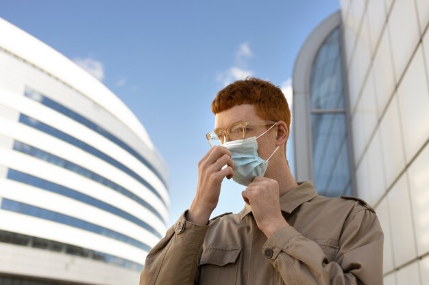 Homme à faible angle avec masque facial