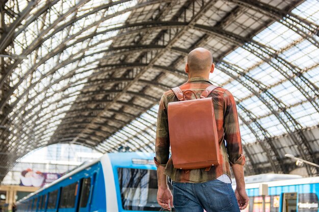 Homme faible angle avec sac à dos