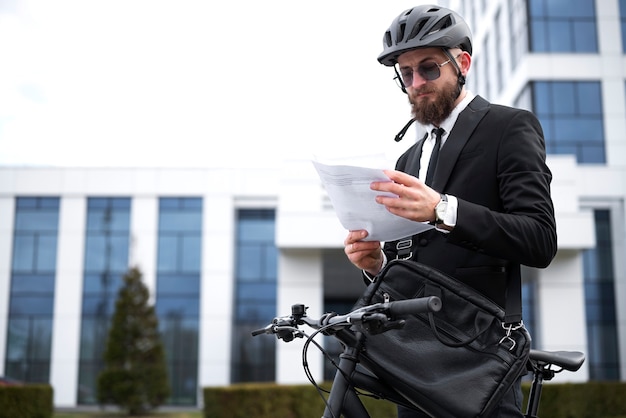 Homme à faible angle tenant des documents