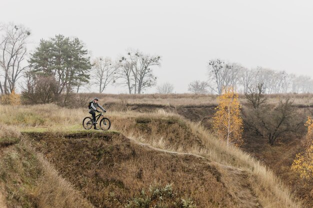 Homme, faire du vélo sur chemin de montagne