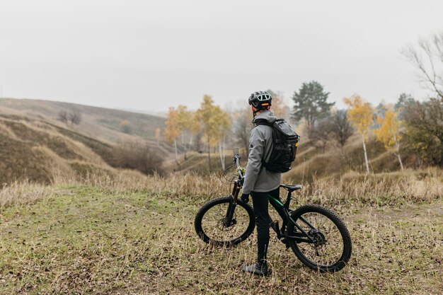 Homme, faire du vélo sur chemin de montagne