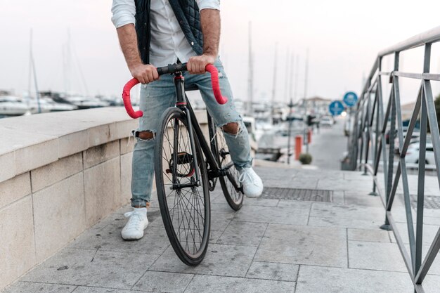 Homme, faire du vélo dans la ville