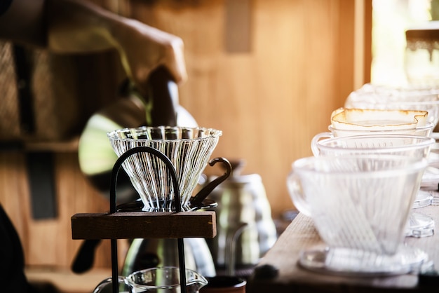 Homme faisant un café frais goutte à goutte dans un café vintage