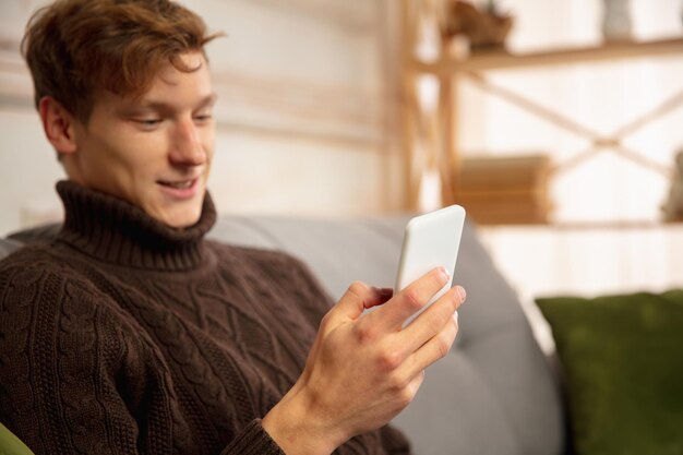 Homme faisant une carte de voeux pour le Nouvel An et Noël pour les amis ou la famille