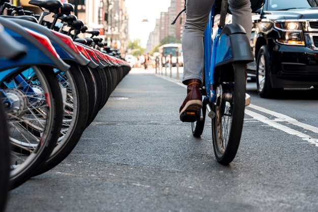 Homme faisant du vélo dans la ville par derrière