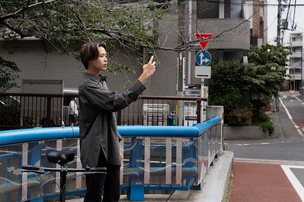 Homme faisant du vélo dans la ville et prenant un selfie avec un smartphone