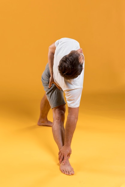 Photo gratuite homme faisant du yoga