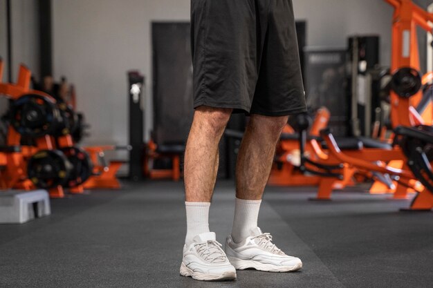 Homme faisant de l'exercice à la vue latérale de la salle de sport