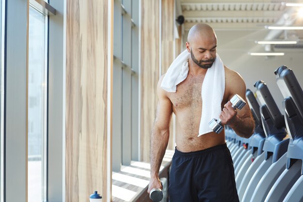 Homme faisant de l'exercice