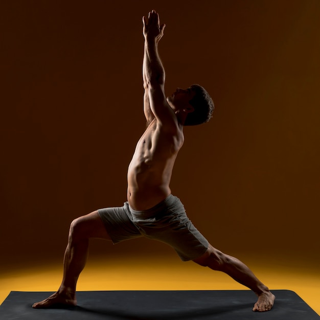 Homme faisant des exercices sur un tapis de yoga