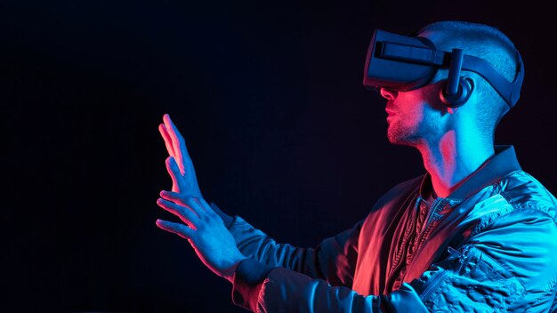 Homme faisant l'expérience de la réalité virtuelle avec appareil