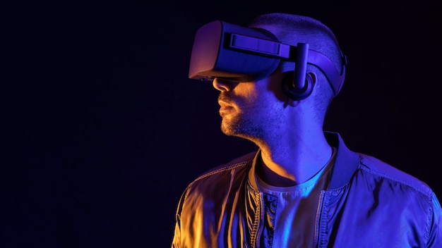 Homme faisant l'expérience de la technologie de réalité virtuelle