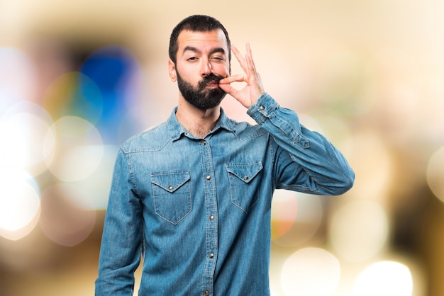 Homme faisant un geste de silence