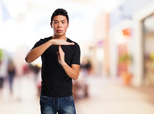 Photo gratuite homme faisant un geste «temps» avec ses mains