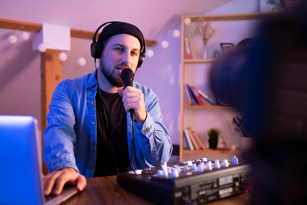 Homme faisant de la musique à la maison plan moyen