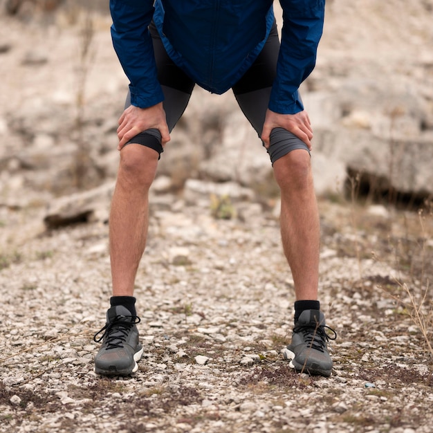 Photo gratuite homme faisant une pause sur le sentier dans la nature