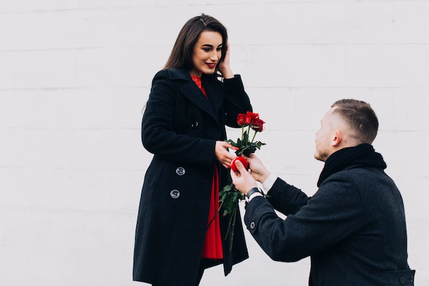 Photo gratuite homme faisant une proposition romantique sur la rue