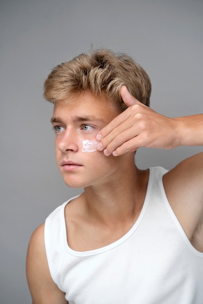 Homme faisant la routine de soins personnels