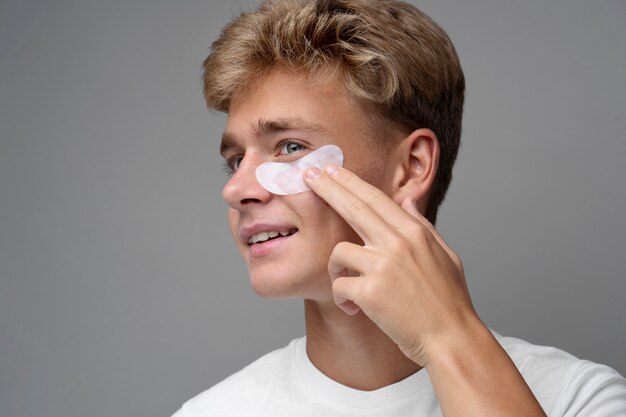 Homme faisant la routine de soins personnels