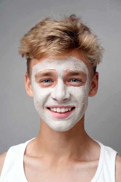 Homme faisant la routine de soins personnels