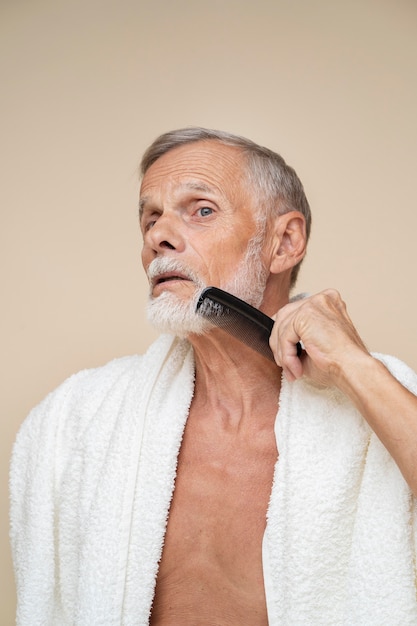 Homme faisant la routine de soins personnels