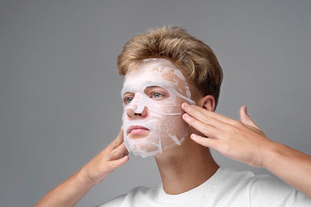 Homme faisant la routine de soins personnels