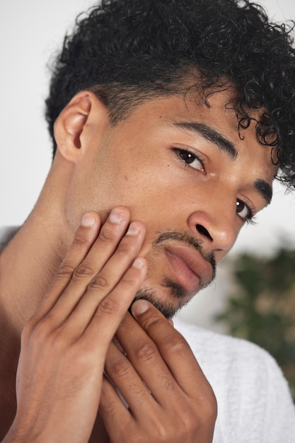 Homme faisant sa routine de soins du visage