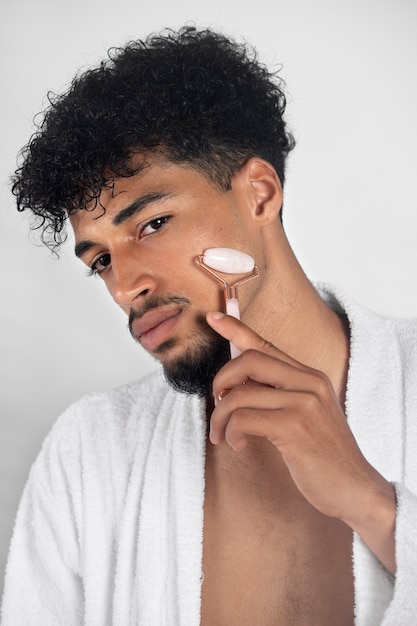 Homme faisant sa routine de soins du visage