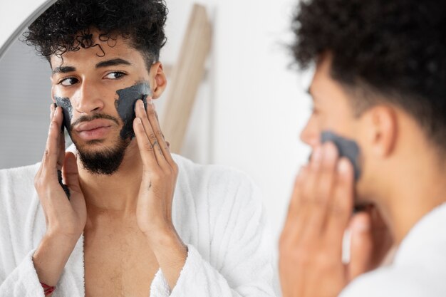 Homme faisant sa routine de soins du visage